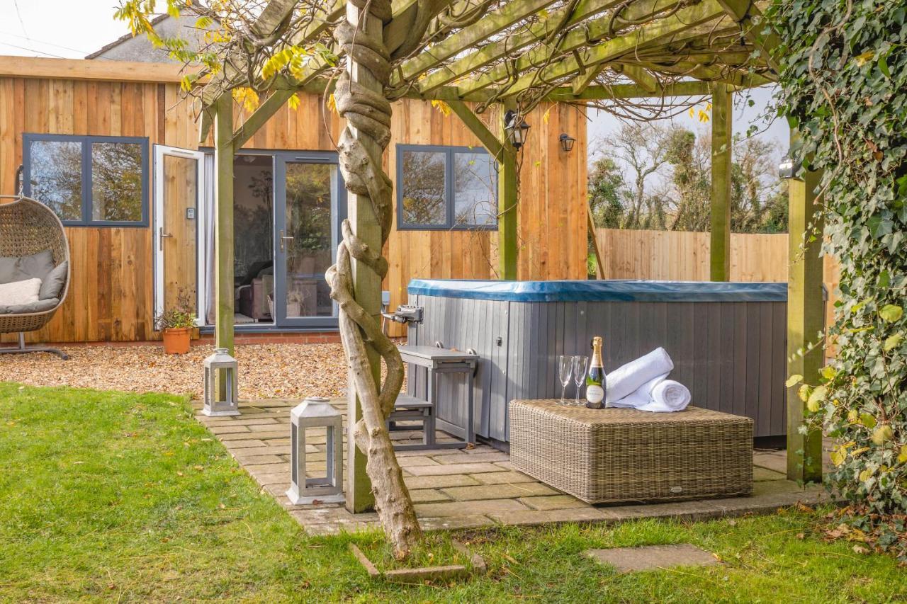 Wisteria View With Hottub & Cabin Sleeps 20 Chippenham  Exterior foto